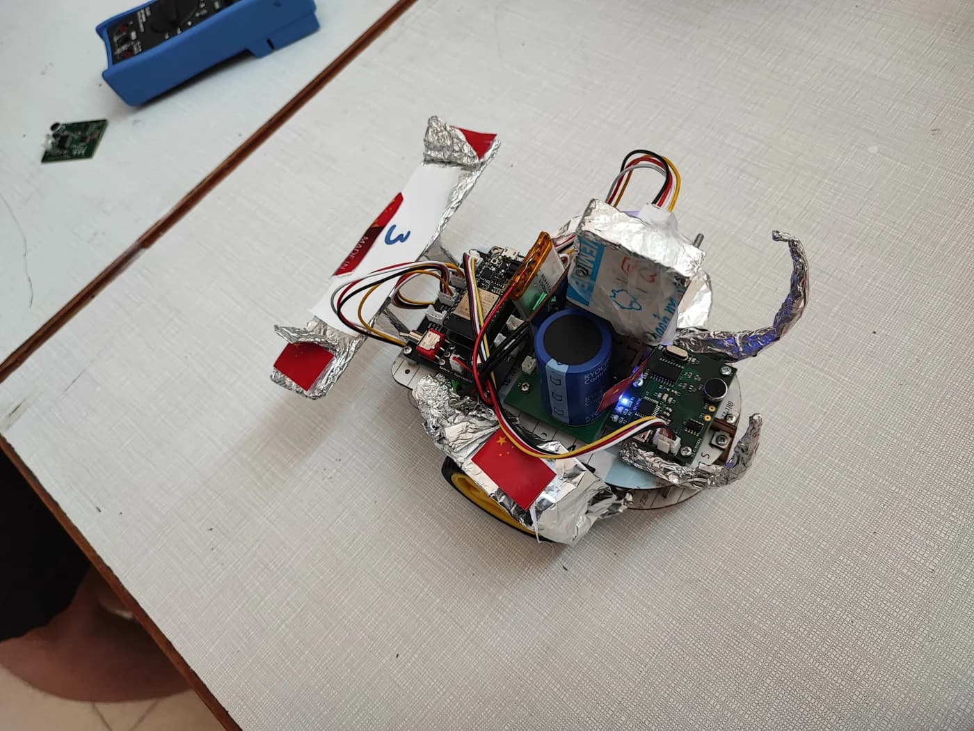 Robot universitaire avec cartes électroniques et supercondensateurs