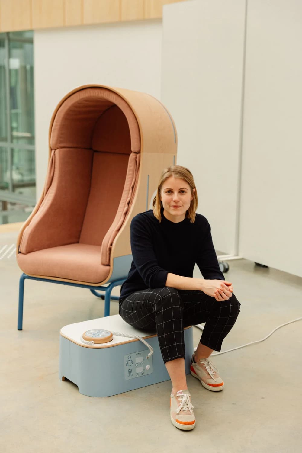 Le fauteuil OTO avec Alexia Audrain, fondatrice de LABAA. Photographie : Coralie Monnet.