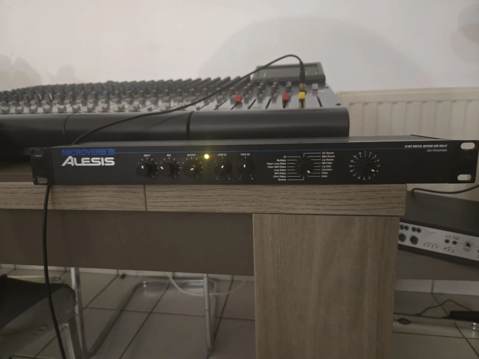 Clavier et table de mixage dans mon espace de pratique musicale